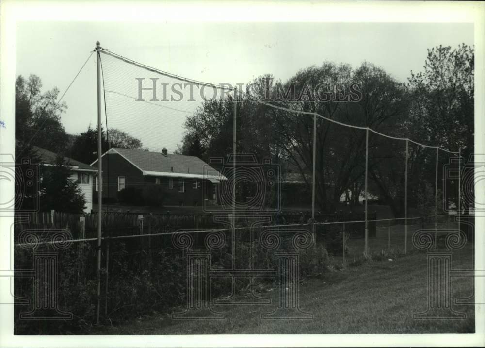 1993 Press Photo Tall fence installed to block golf balls at Watervliet Field - Historic Images