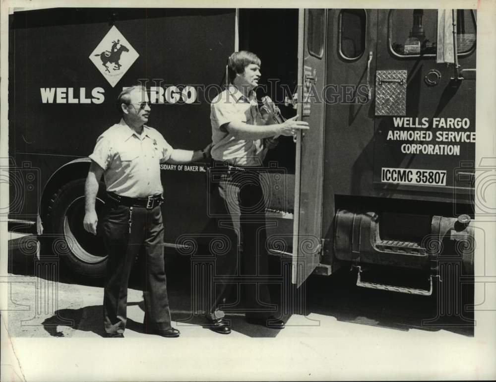 1981 Press Photo Wells Fargo drivers deliver final exams at Union College, NY - Historic Images