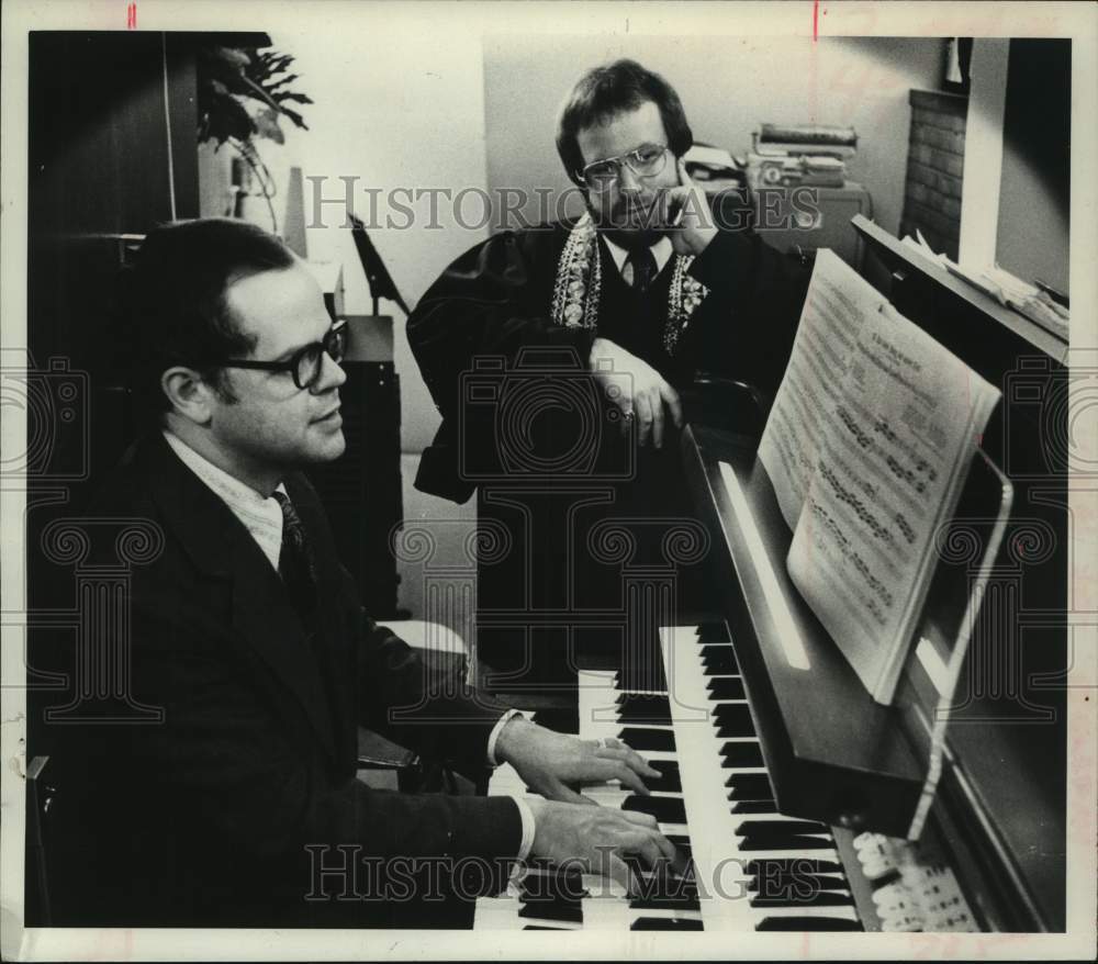 1975 Press Photo Robert Wells plays organ as Cantor Howard Stahl, looks on - Historic Images