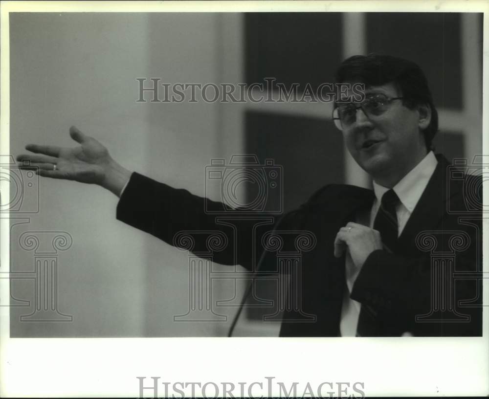 1995 Press Photo Robert Wells speaks to Union College, Schenectady, New York - Historic Images