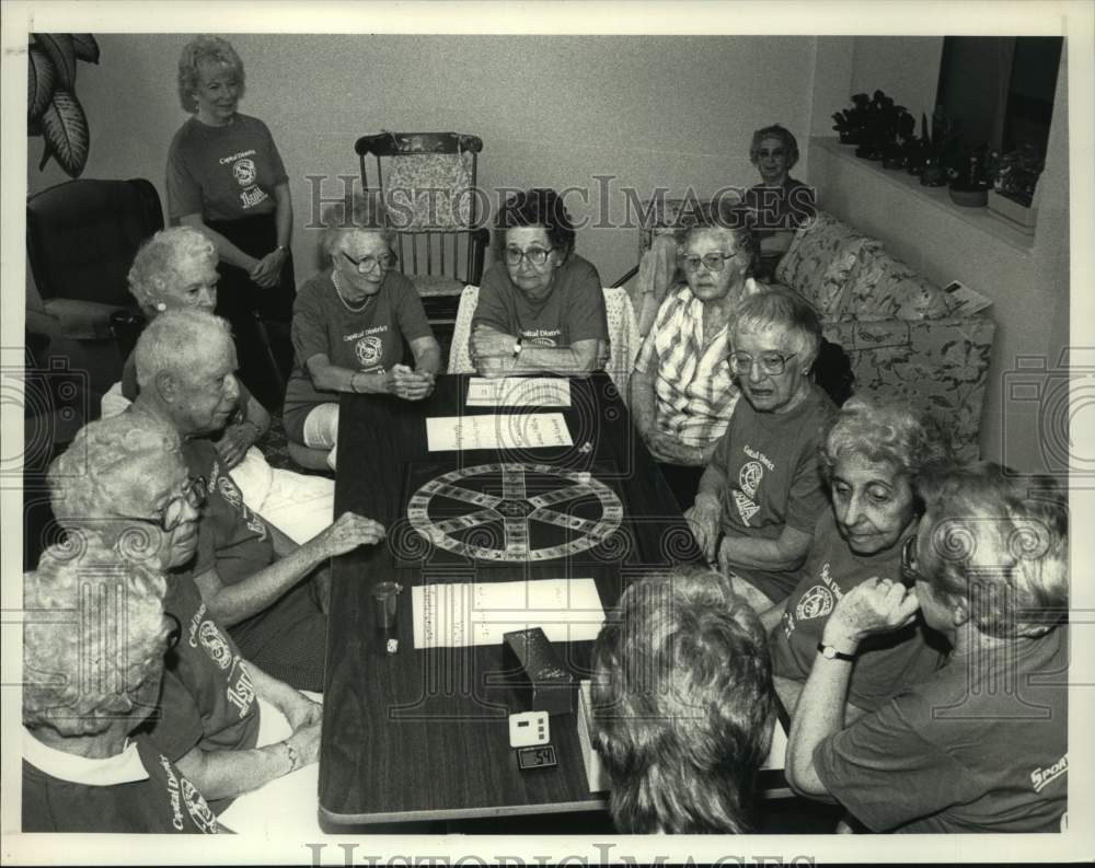 1989 Press Photo Albany, NY senior citizens play board game at retirement home - Historic Images