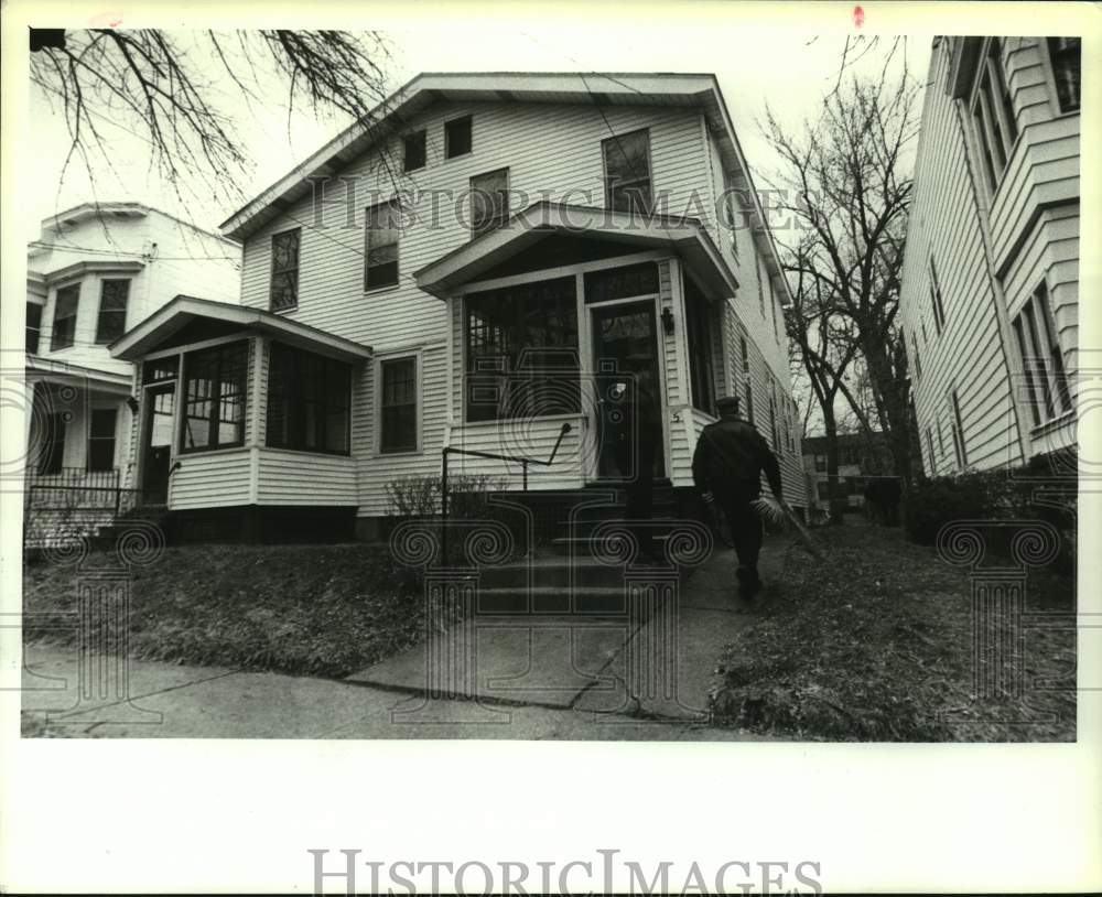 1992 Press Photo Albany, New York Police officer investigates crime scene - Historic Images