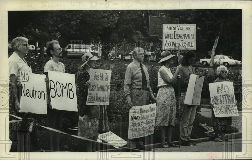 1981 Press Photo Anti-nuclear protestors outside State Capitol in Albany, NY - Historic Images