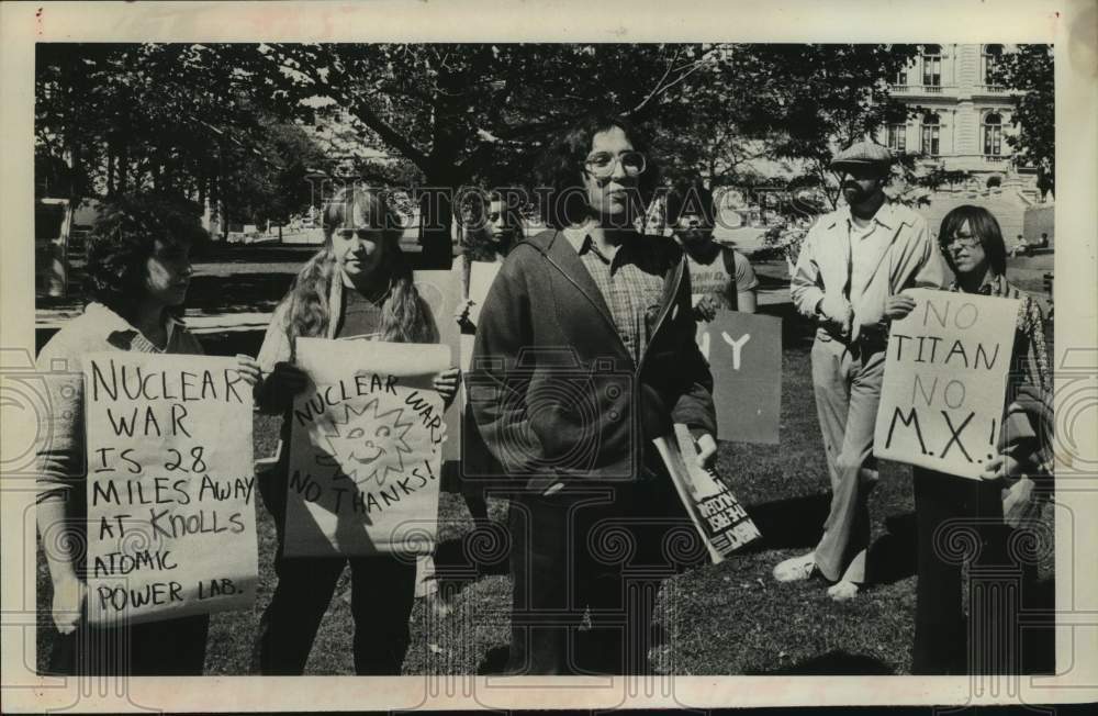 1980 Press Photo Bob Cohen speaks to press at anti-nuclear rally in Albany, NY - Historic Images