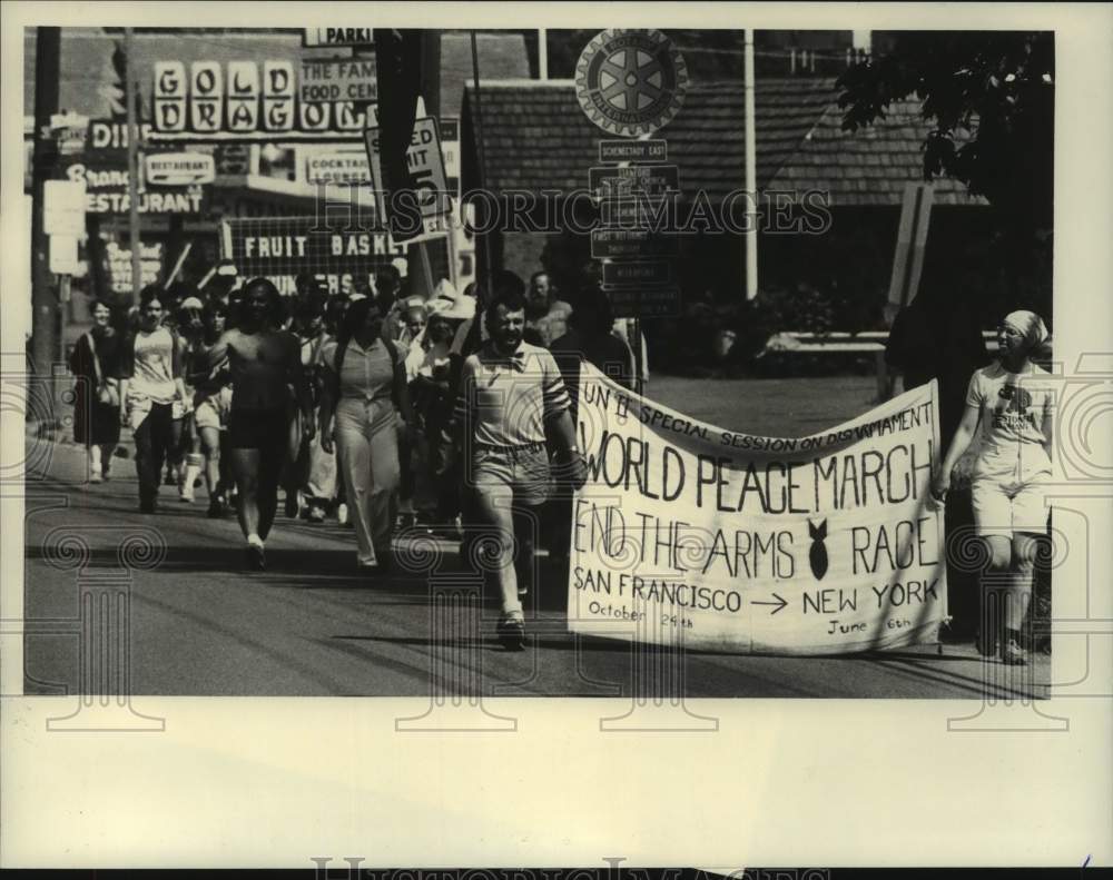 1982 Press Photo World Peach March on Route 5 in Schenectady, New York - Historic Images