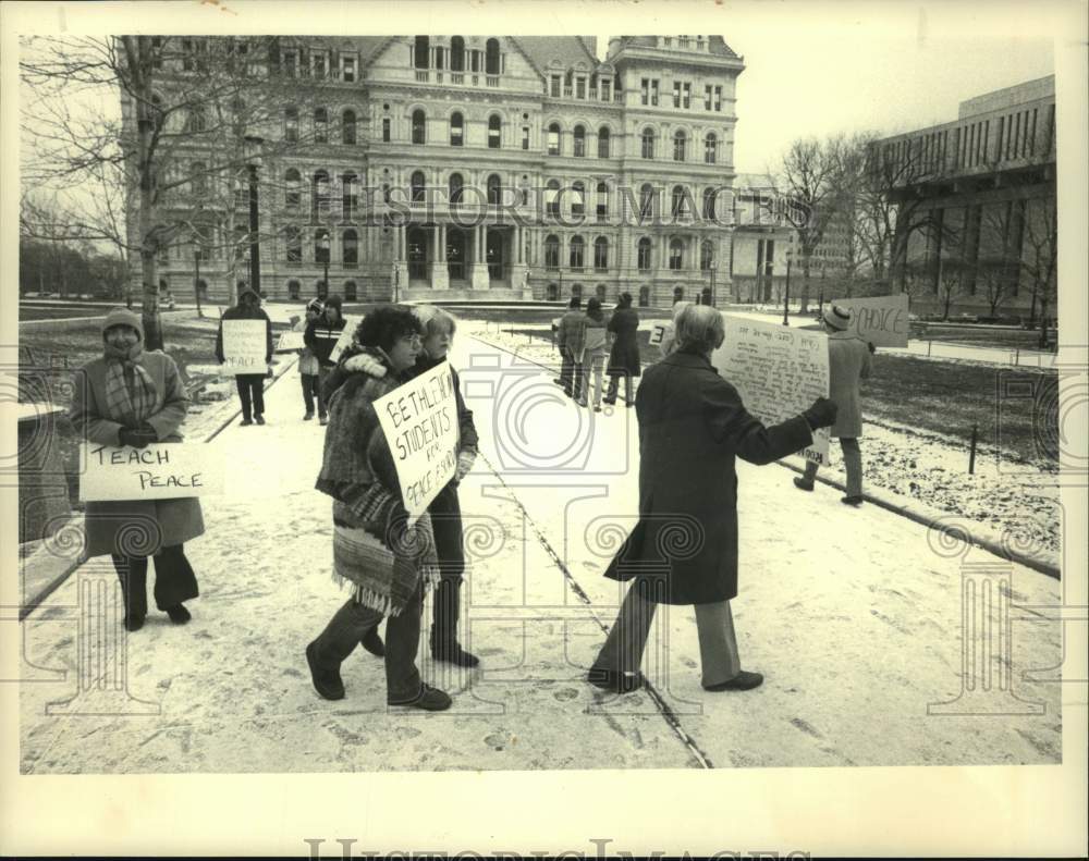 1984 Press Photo Students &amp; teachers protest nuclear weapons in Albany, New York - Historic Images