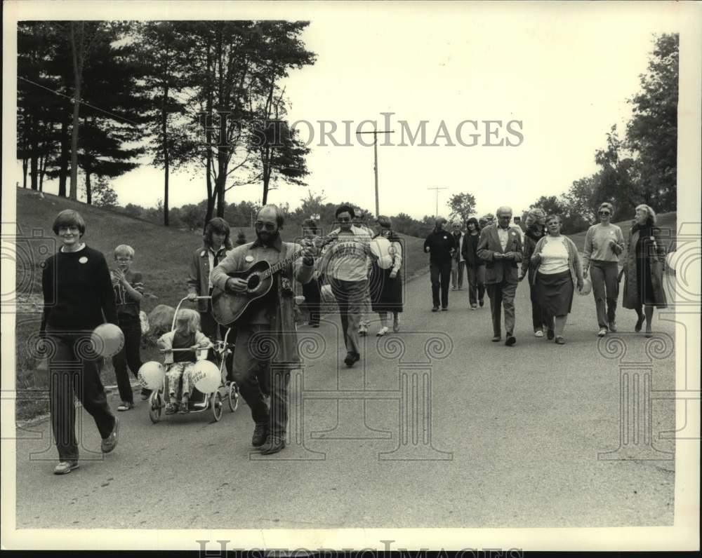 1983 Press Photo Anti-nuclear protestors march in Guilderland, New York - Historic Images