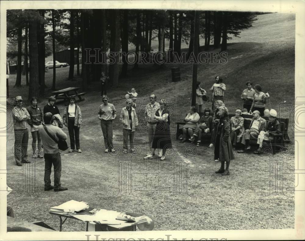 1983 Press Photo Bob Dow plays guitar at nuclear protest in Guilderland, NY - Historic Images