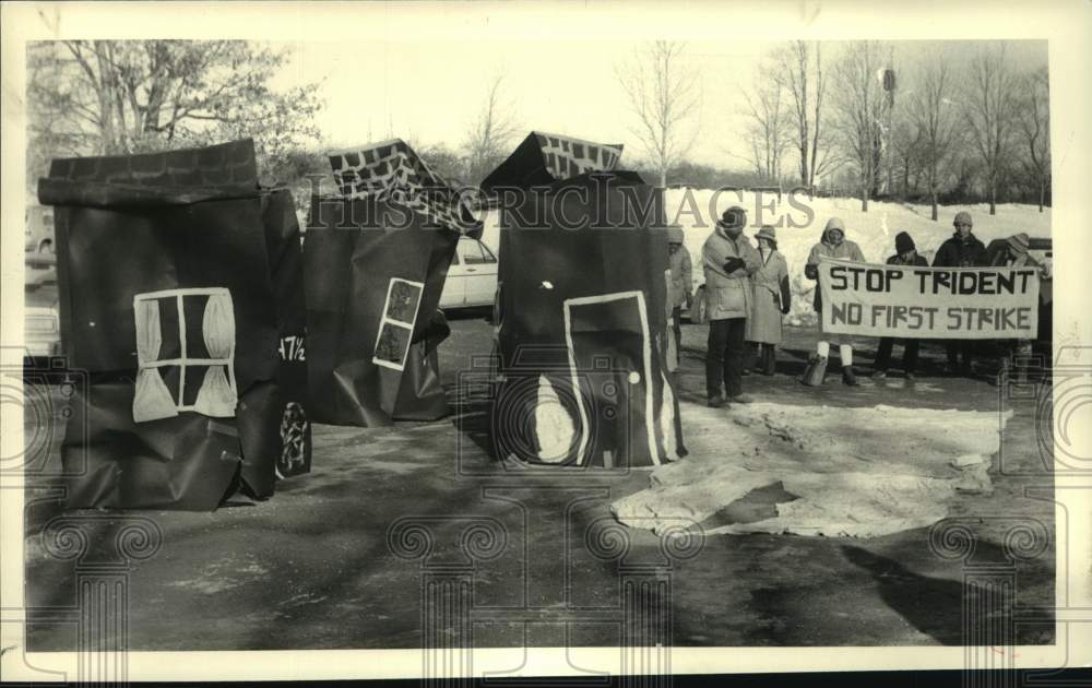 1987 Press Photo Nuclear weapons protest in Niskayuna, New York - tua15772 - Historic Images