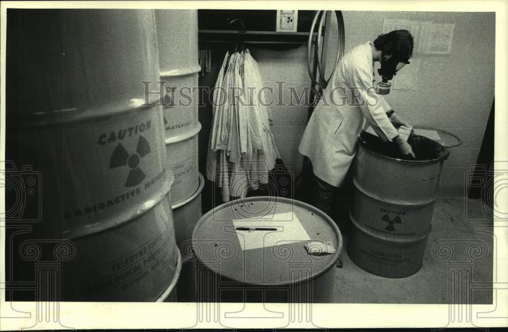 1979 Press Photo Albany, NY Medical Center technician packs nuclear waste - Historic Images