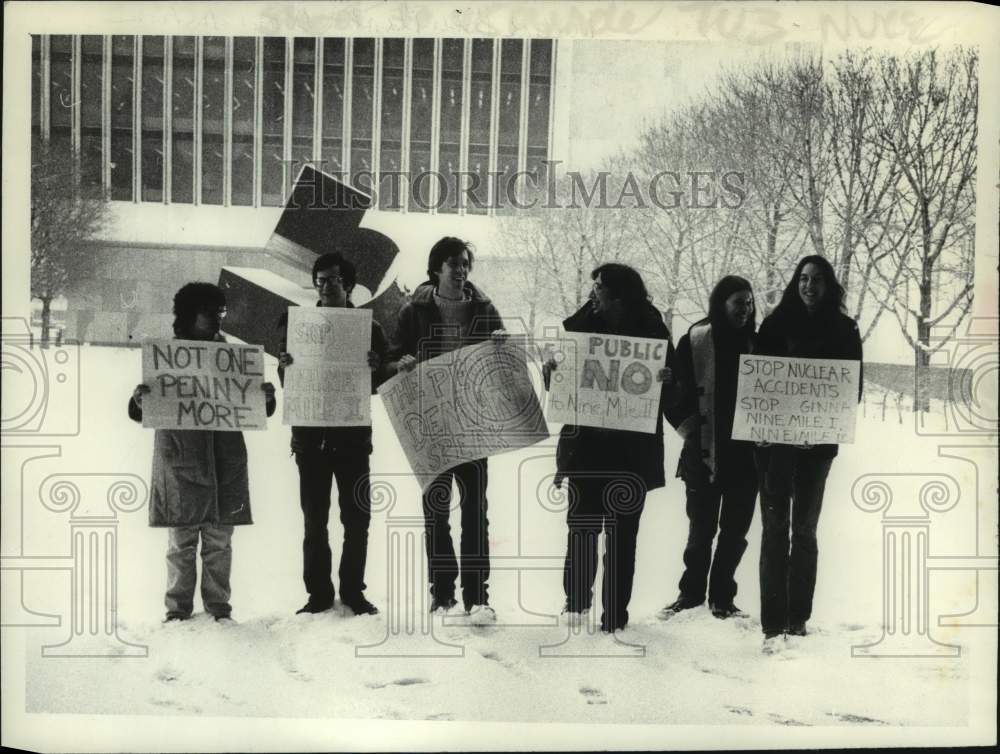 1982 Press Photo Nuclear power protestors in Albany, New York - tua15789 - Historic Images