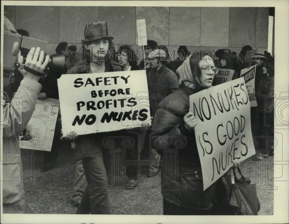 1979 Press Photo New York residents protest nuclear power plant in Albany - Historic Images