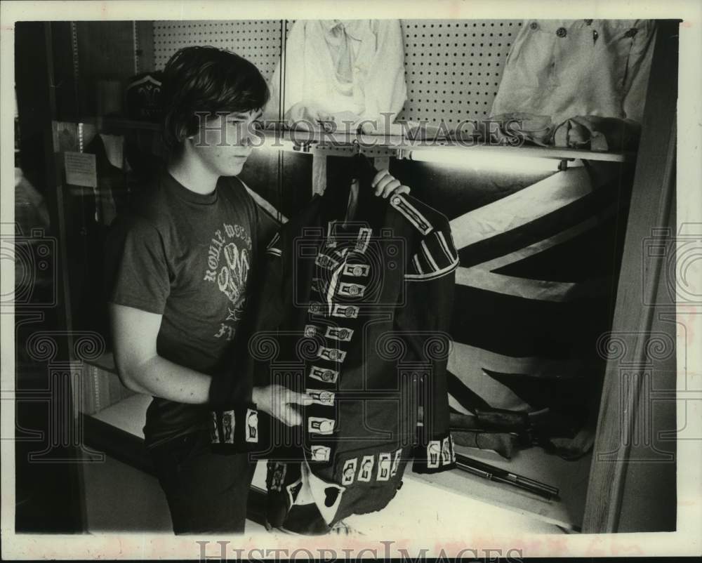 1979 Press Photo Paul Novotny sets up display at Ballston Lake, New York library - Historic Images