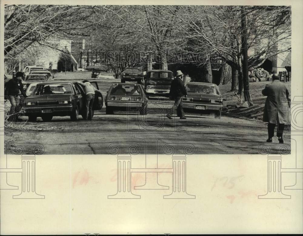 1981 Press Photo Door-to-door search for missing girl in Troy, New York - Historic Images