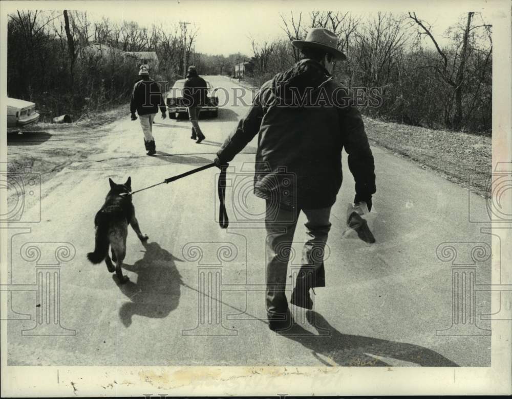 1981 Press Photo New York State Trooper & K-9 search for murder victim, Troy, NY - Historic Images