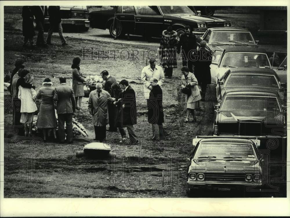 1981 Press Photo Mourners at funeral of murder victim in Troy, New York - Historic Images