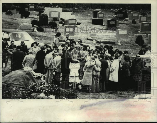 1981 Press Photo Mourners at funeral of murder victim in Troy, New York - Historic Images