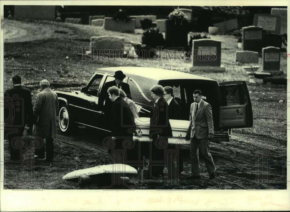 1981 Press Photo Mourners at funeral of murder victim in Troy, New York - Historic Images