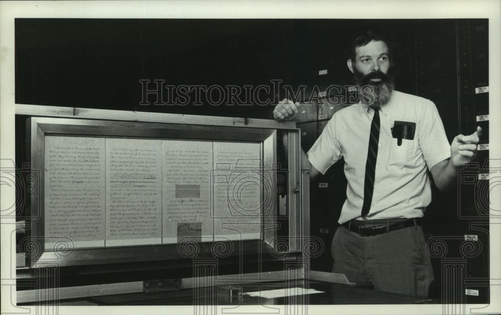 1977 Press Photo Darrell Welch shows Emancipation Proclamation in New York - Historic Images