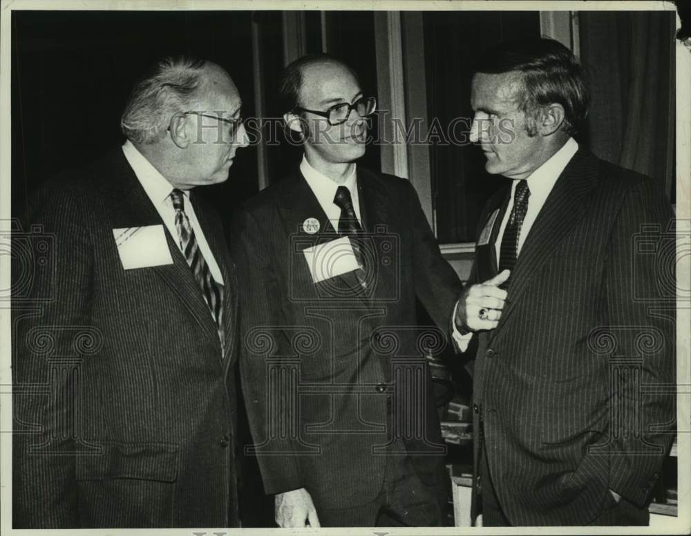 1977 Press Photo General Electric officials meet with Commissioner in New York - Historic Images