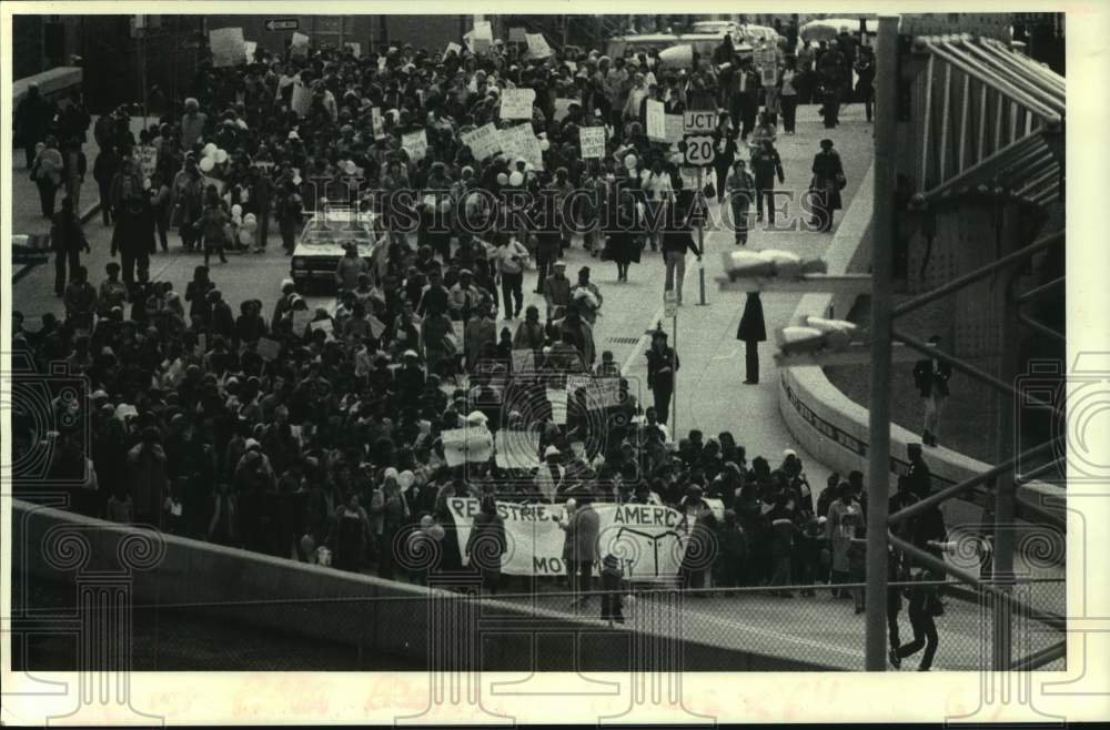 1980 Press Photo Welfare demonstrators march on Eagle Street, Albany, New York - Historic Images