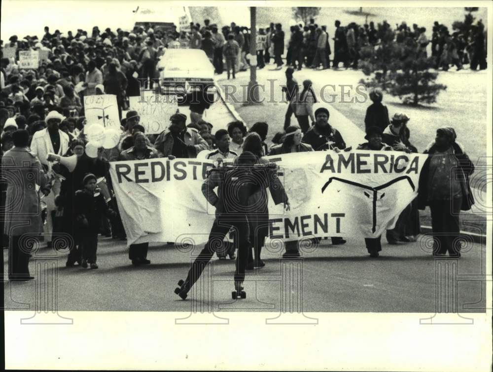 1980 Press Photo Welfare demonstrators march on Eagle Street, Albany, New York - Historic Images