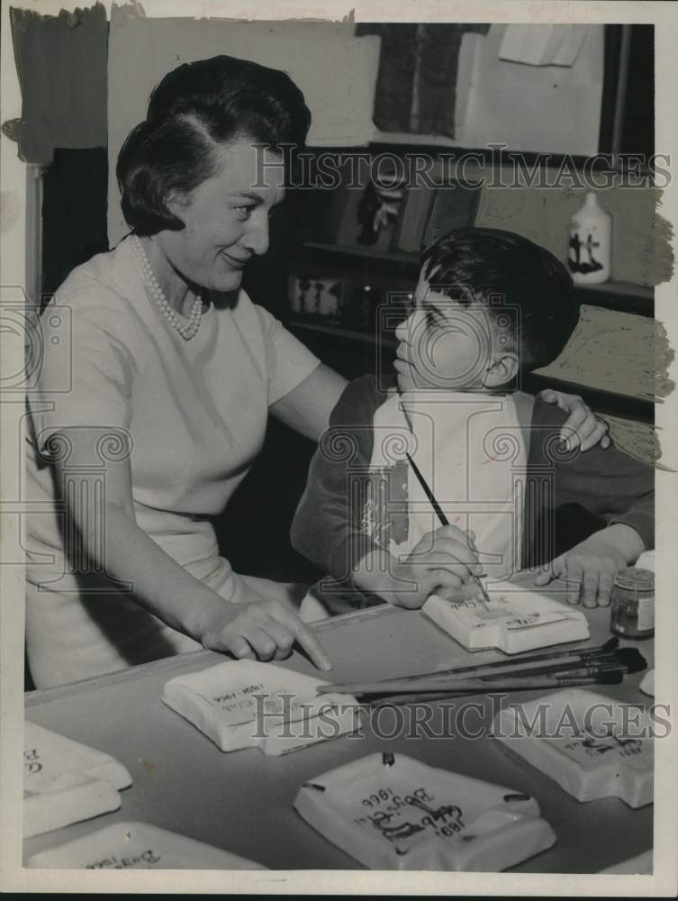 1966 Press Photo Mrs. William Schreiber helping young boy with arts and crafts - Historic Images