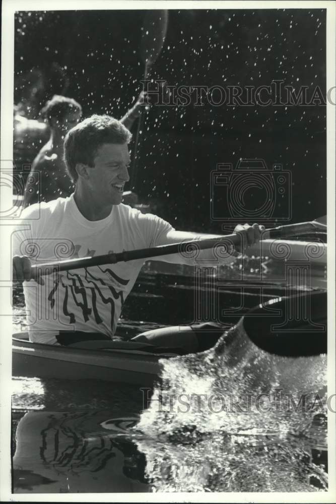 1991 Press Photo Jim Schreiner shown kayaking at Lake Placid, New York - Historic Images