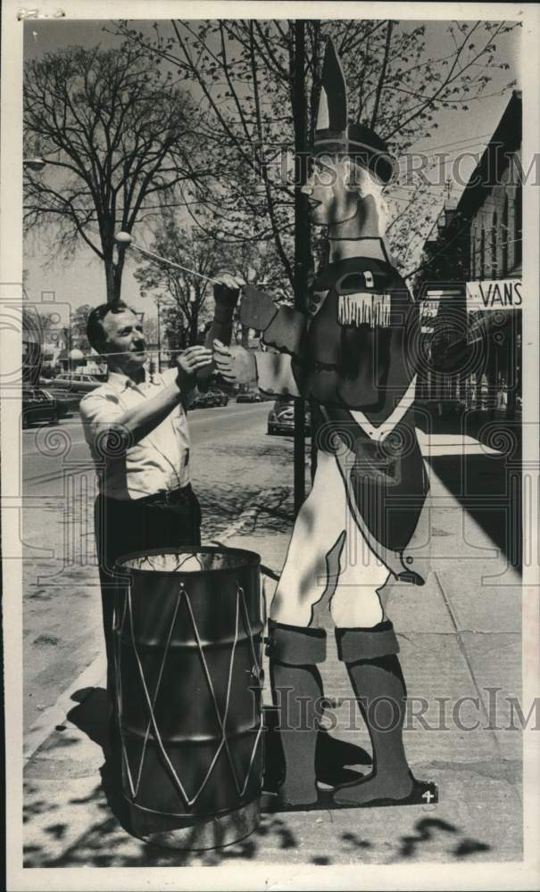 1975 Press Photo Walter Serbu puts drum sticks on British soldier flower planter - Historic Images