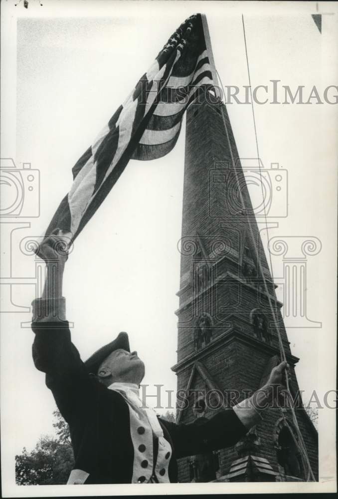 1975 Press Photo Schuylerville NY Mayor Michael Nolan hoists flag on monument - Historic Images