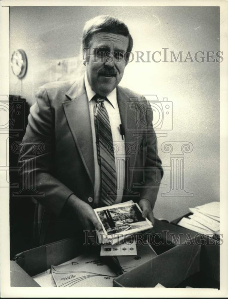 1983 Press Photo Charles Watt at Department of Motor Vehicles, Albany, NY - Historic Images