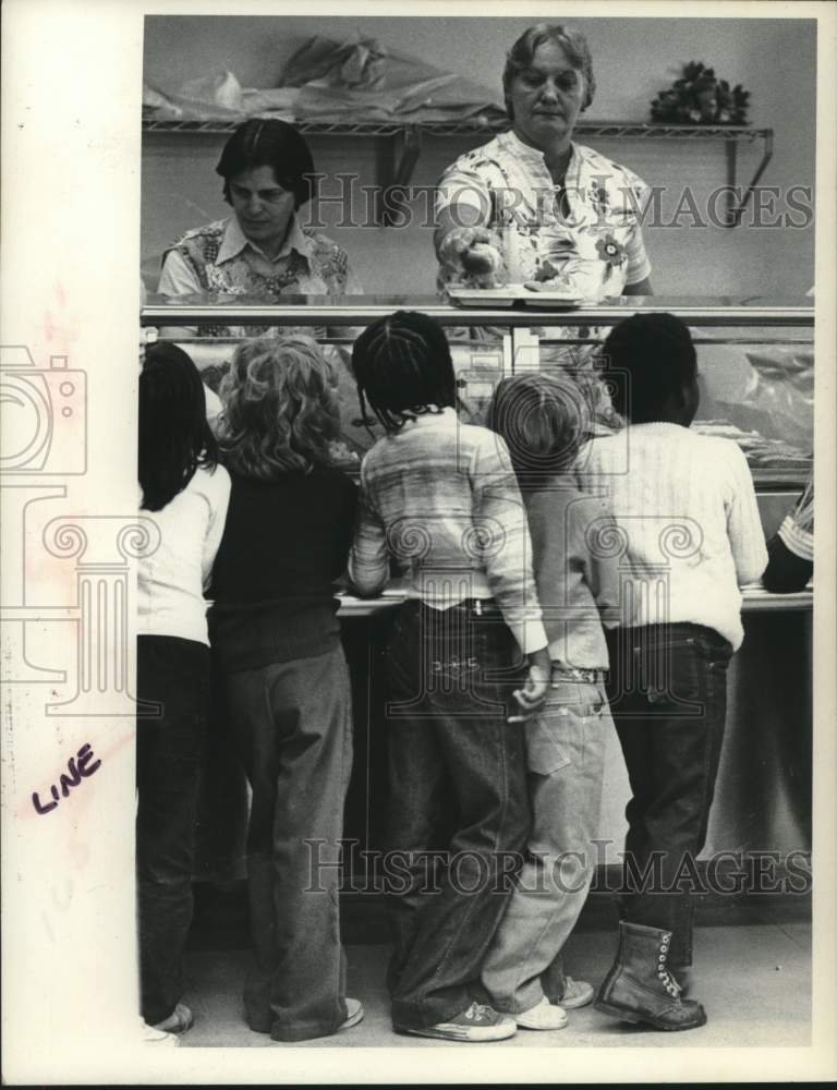 1981 Press Photo Students stand in line for the school lunch program - tua15925 - Historic Images