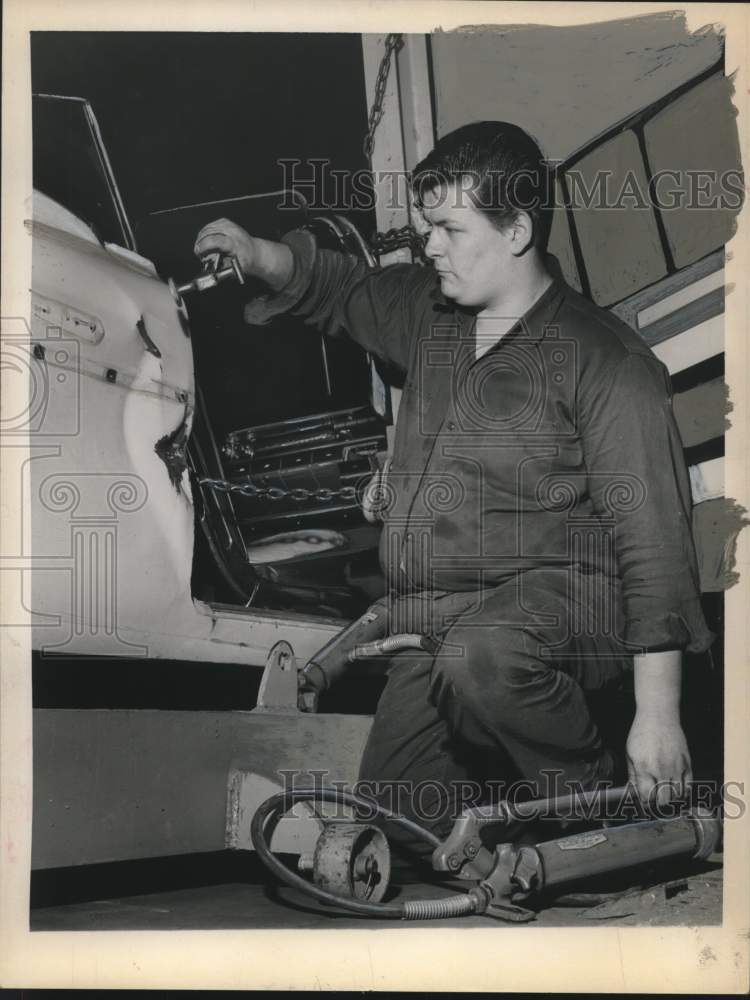 Press Photo David Hicks repairs a vehicle using a damage dozer. - tua15930 - Historic Images