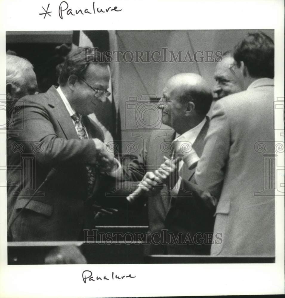 1991 Press Photo New York State Assembly Speaker Saul Weprin receives gavel - Historic Images