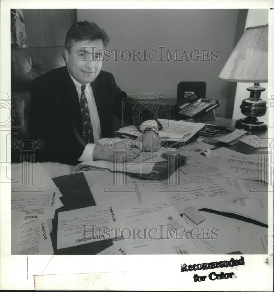 1993 Press Photo New York State Senator Michael Nozzolio in his Capitol office - Historic Images