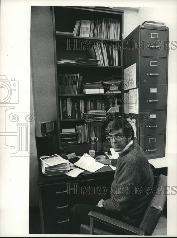 1982 Press Photo Dr. Ed Welch, State University of New York, Albany (SUNYA) - Historic Images