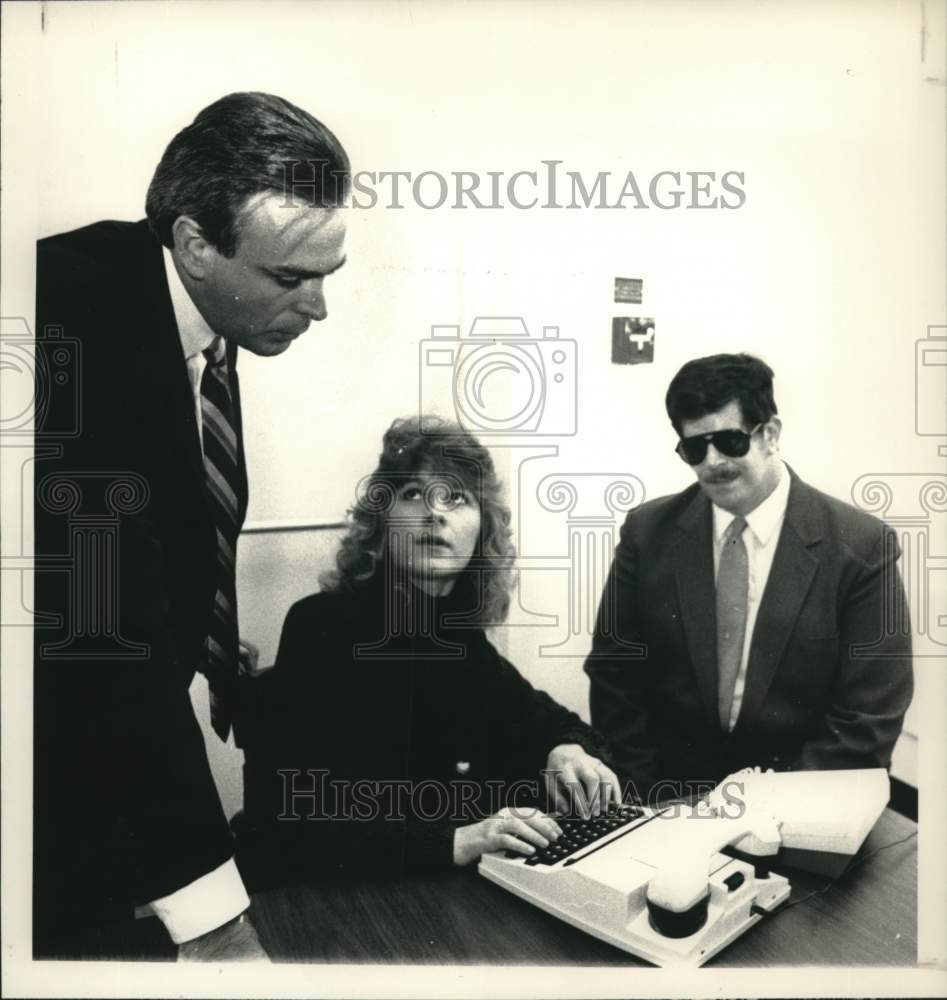 1989 Press Photo New York executives demonstrate communication device in Albany - Historic Images