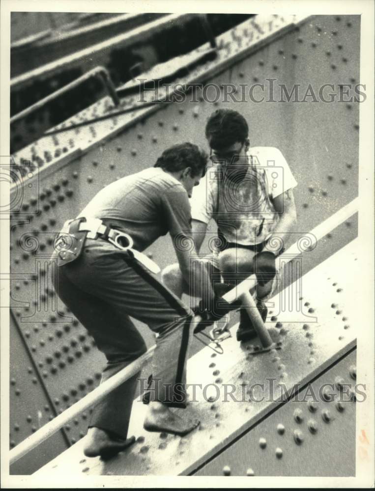 1983 Press Photo New York policeman assists man on Twin Bridges in Colonie, NY - Historic Images
