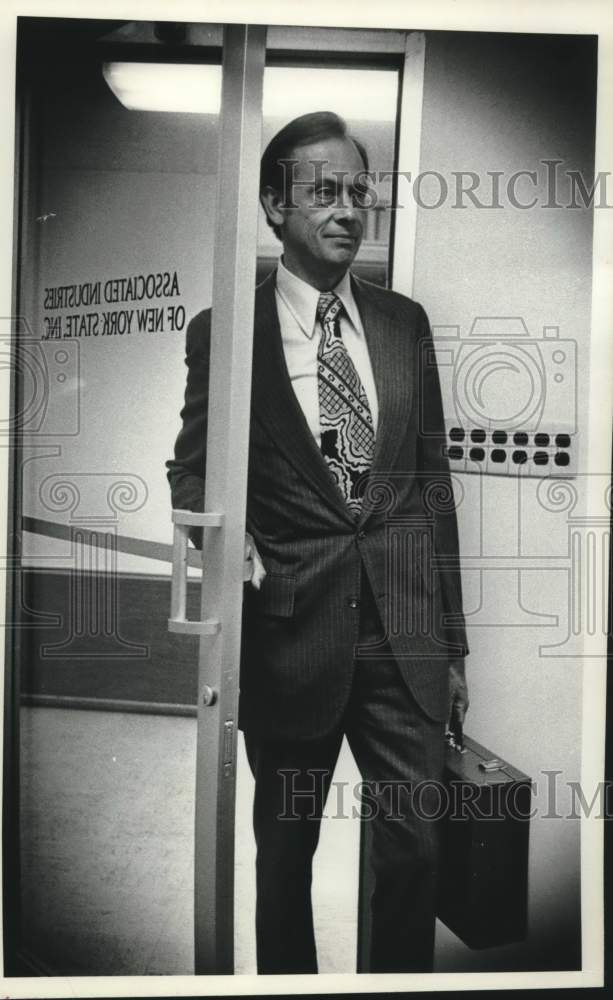 1977 Press Photo Raymond T. Schuler, Associated Industries of New York State - Historic Images