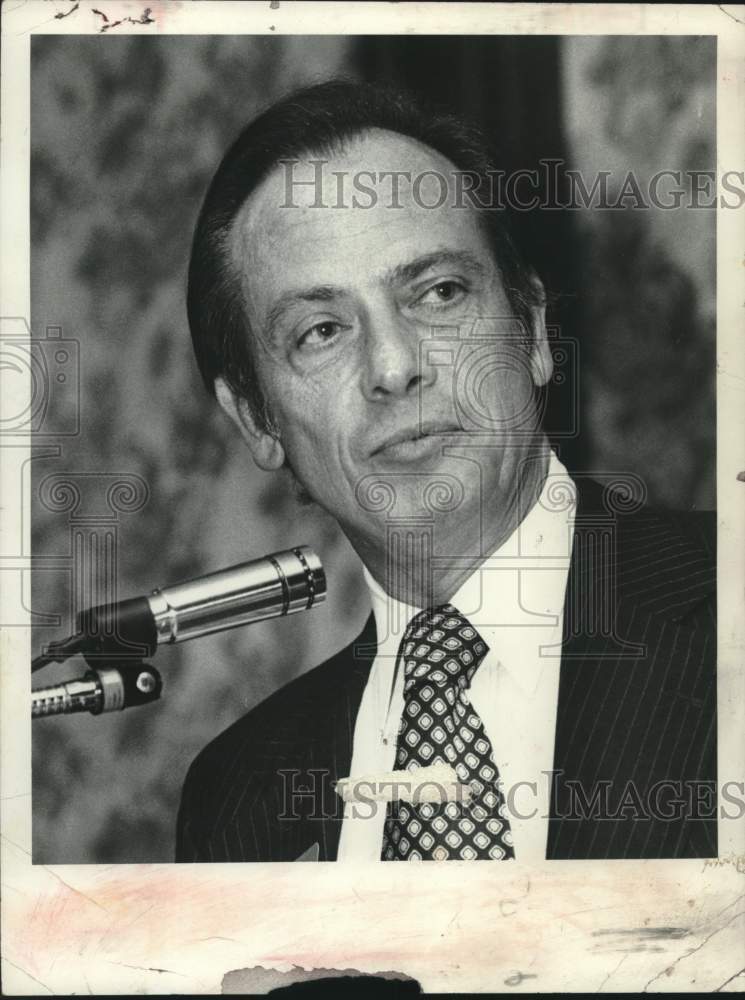 1977 Press Photo New York State Transportation Commissioner Raymond T. Schuler - Historic Images