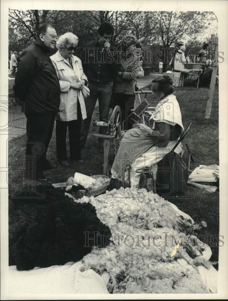 1984 Press Photo Yarn spinning Schuyler Mansion Historic Site, Albany, New York - Historic Images