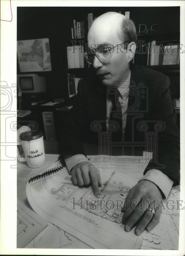 1994 Press Photo Robert D Schwarting, NIMO engineer discusses new ordinance - Historic Images