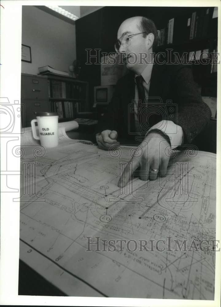 1994 Press Photo Robert D Schwarting, P.E., a lead engineer for NIMO. - Historic Images