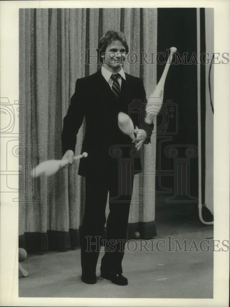 1982 Press Photo Peter Scolari juggles bowling pins - tua16010 - Historic Images
