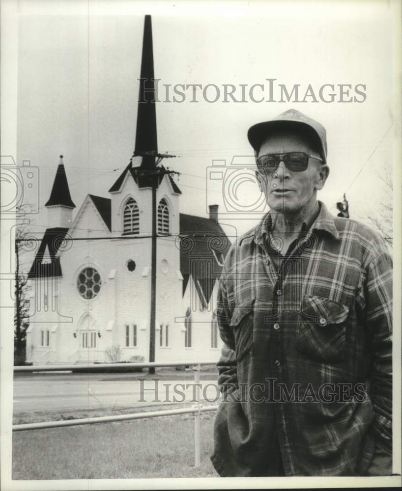 1991 Press Photo Edgar &quot;Skippy&quot; Palmateer in front of Scotch Church, Saratoga Co - Historic Images
