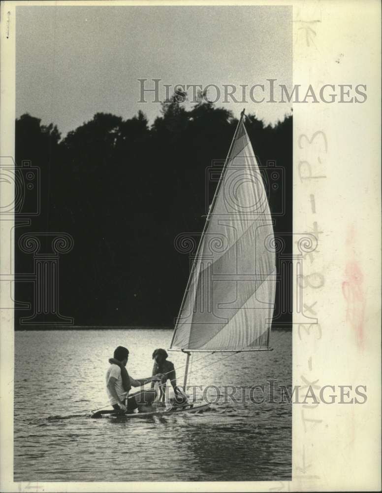 1975 Press Photo Jim Prochaska and his dog on sailboard at Colliins Park, Scotia - Historic Images