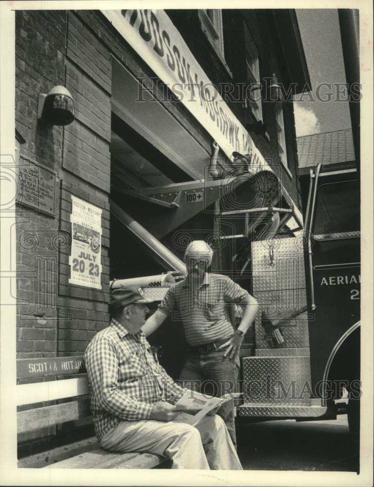 1983 Press Photo Members of historical society outside Scotia NY Department - Historic Images
