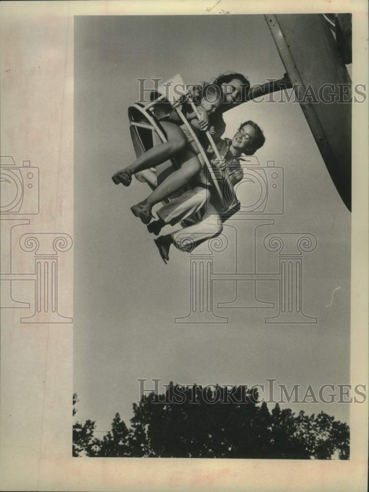 1976 Press Photo Freedom Park, Scotia, New York. Family rides on carnival ride - Historic Images