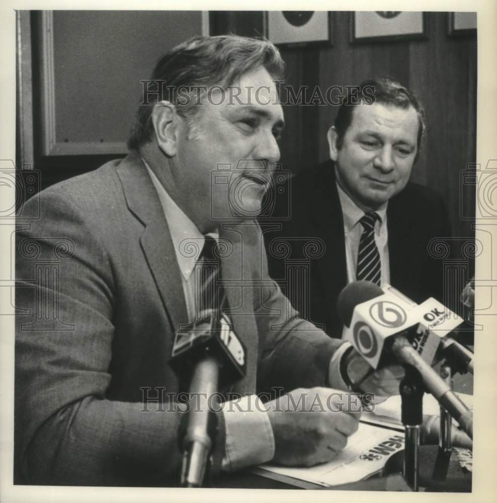 1982 Howard J. Westney, M.D. speaks to reporters Albany Medical Coll - Historic Images