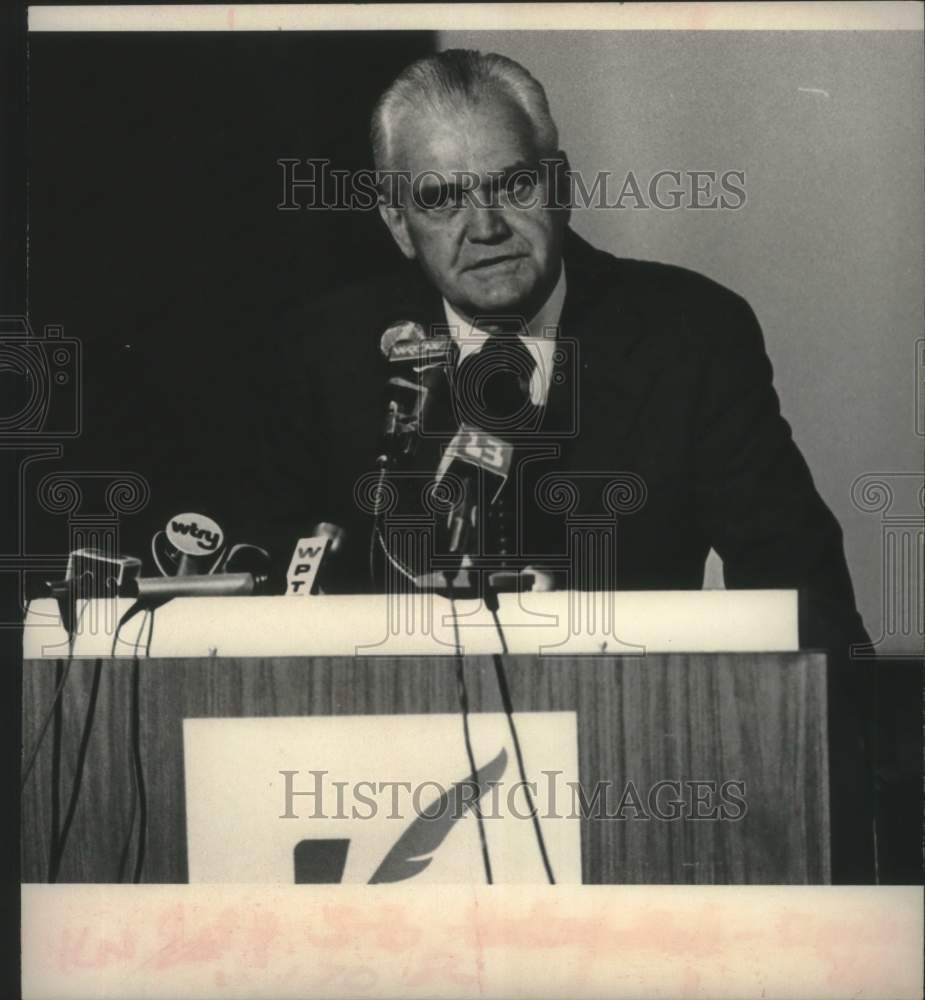 1979 Press Photo General William C. Westmoreland speaks to reporters - tua16040 - Historic Images